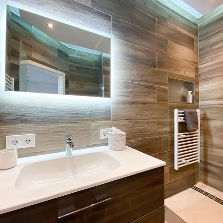 Luxus-apartment In Mit Privat-parkplatz Apartman *